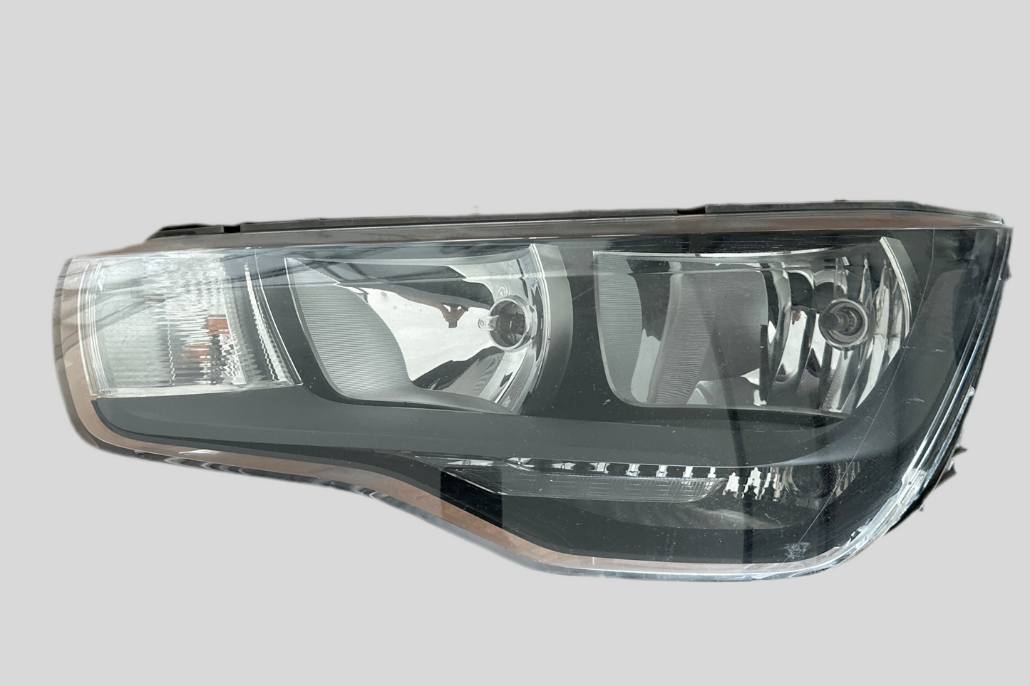 Audi A1 sol ön far