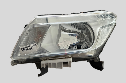 Nissan Navara sol ön far